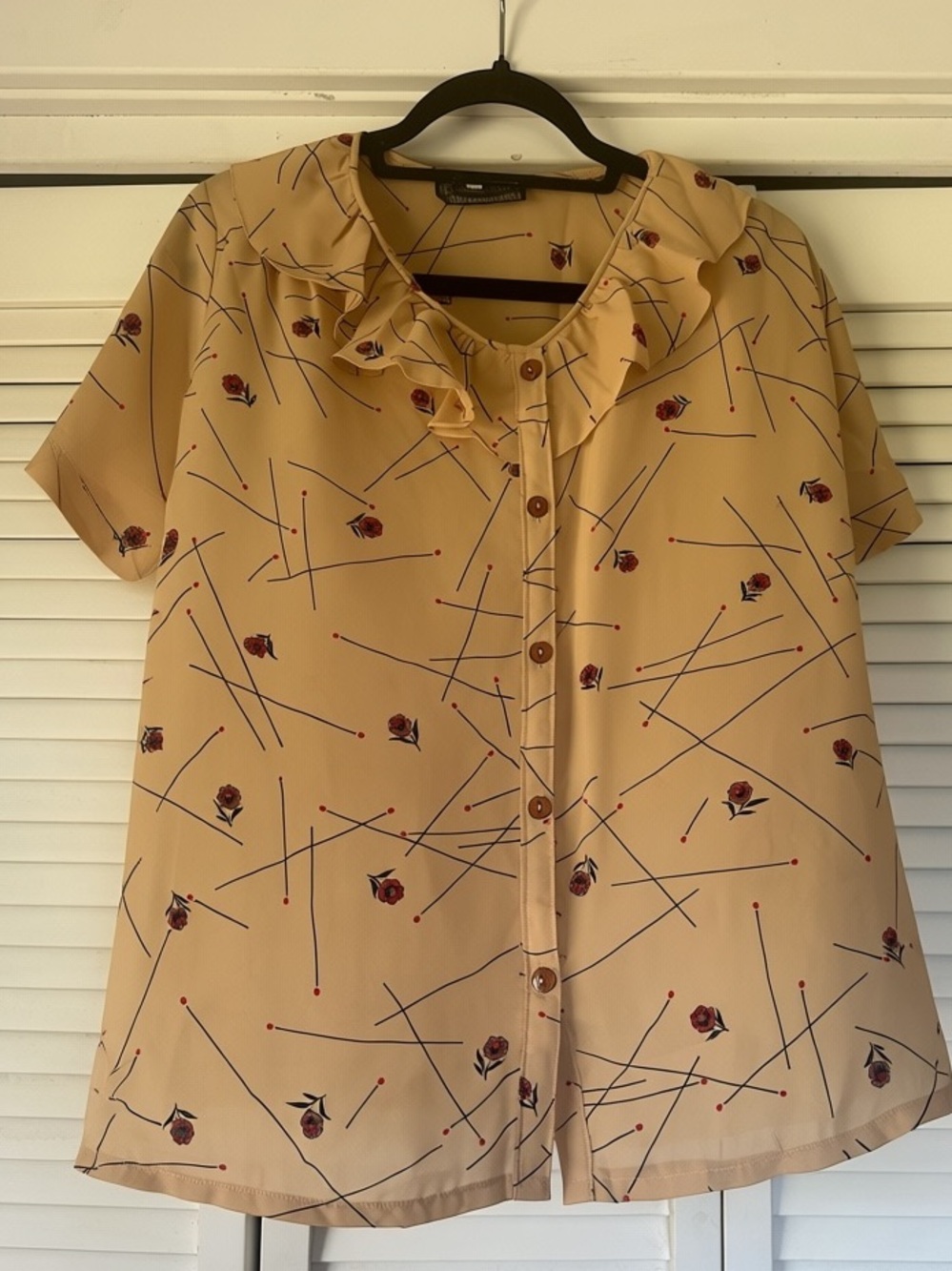 Vintage Women’s Beige Short-Sleeve Button-Front Blouse with Floral Print